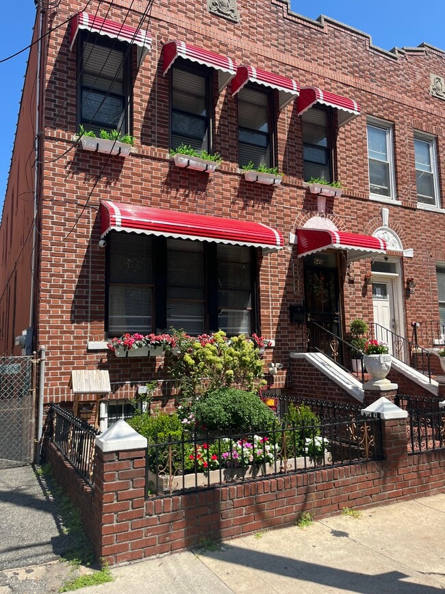 Building Photo - 649 Winthrop St
