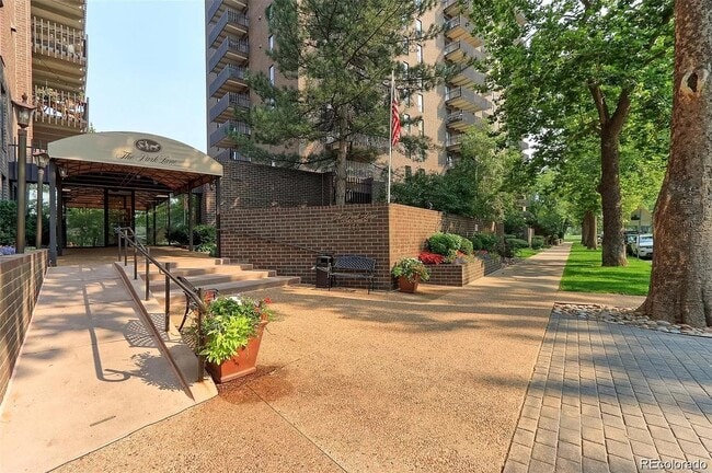 Building Photo - 460 S Marion St Pkwy