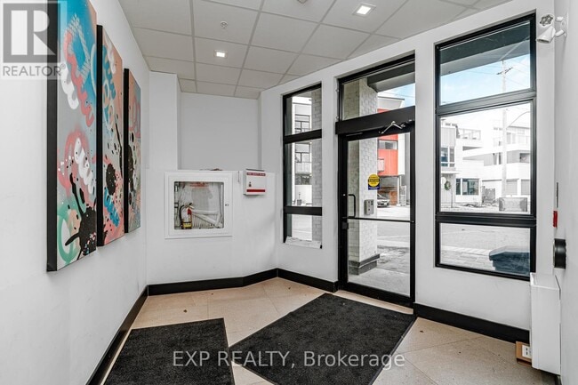 Building Photo - 101-101 Pinhey St