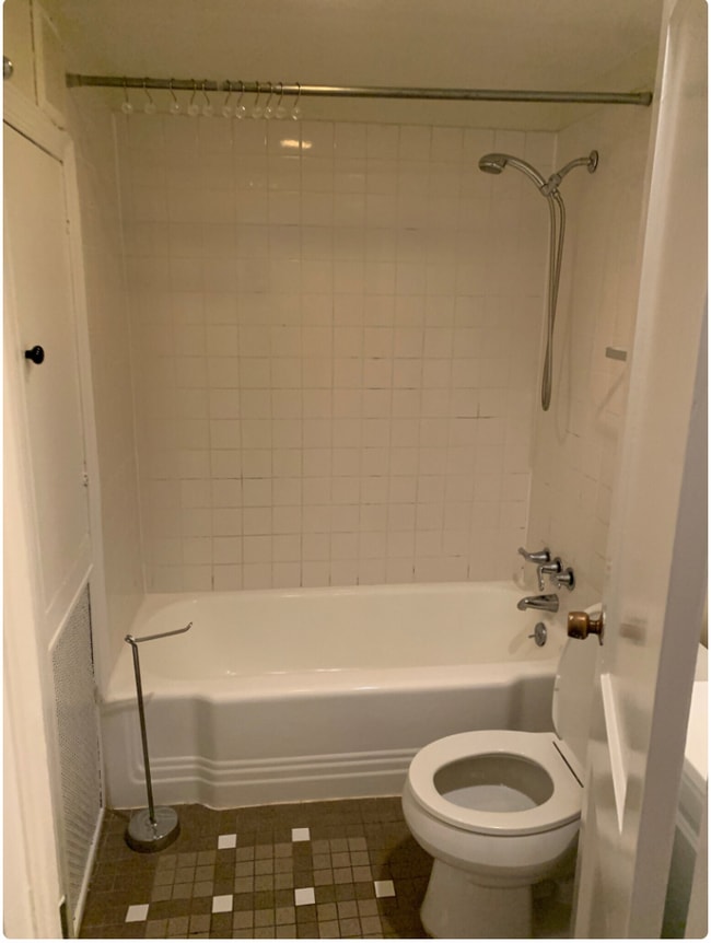 Baño - 1418 Hopkins St NW