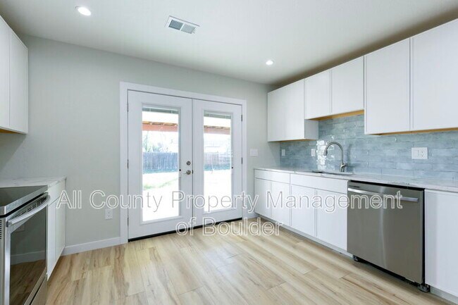 Building Photo - 712 S Roosevelt Ave