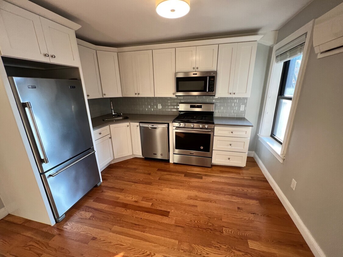 Primary Photo - 26 Chelsea St