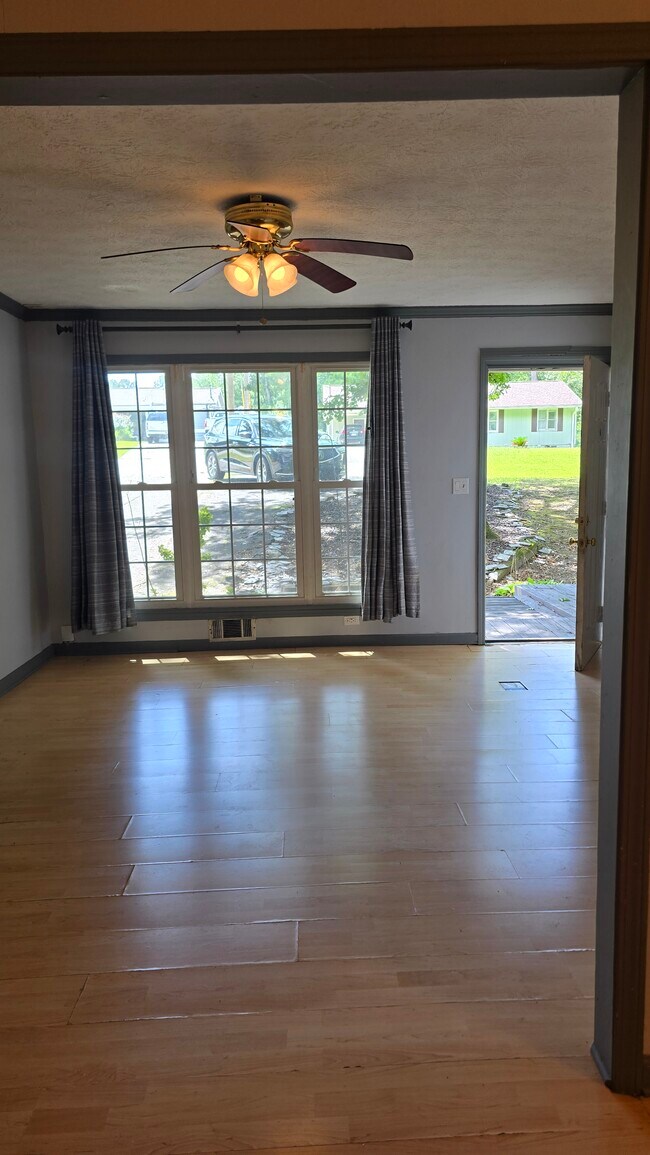 Foto del edificio - 404 Hemlock Dr