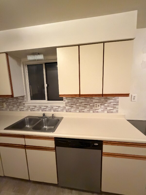 Foto del edificio - 411 McGuigan Pl