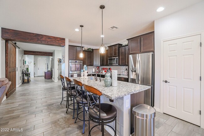 Foto del edificio - 18265 W Foothill Dr
