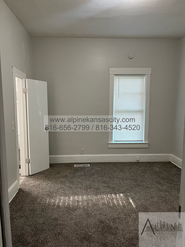 Building Photo - Independence Home Available