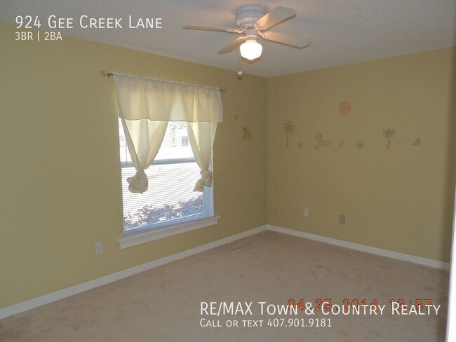 Building Photo - 924 Gee Creek Ln