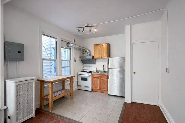 Foto del edificio - 96-13 Metropolitan Ave