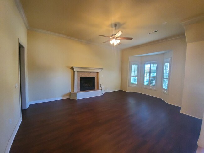 Foto del edificio - Nice 4 bedroom with fenced in yard