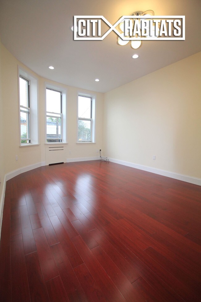 Foto del edificio - 5807 70th Ave