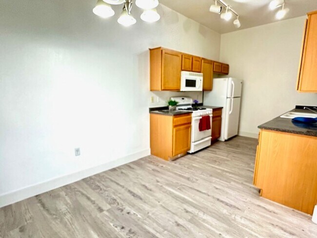 Foto del edificio - BEAUTIFUL GATED SOUTHWEST CONDO. 3 BEDS AND 2 BATHS. GROUND FLOOR.