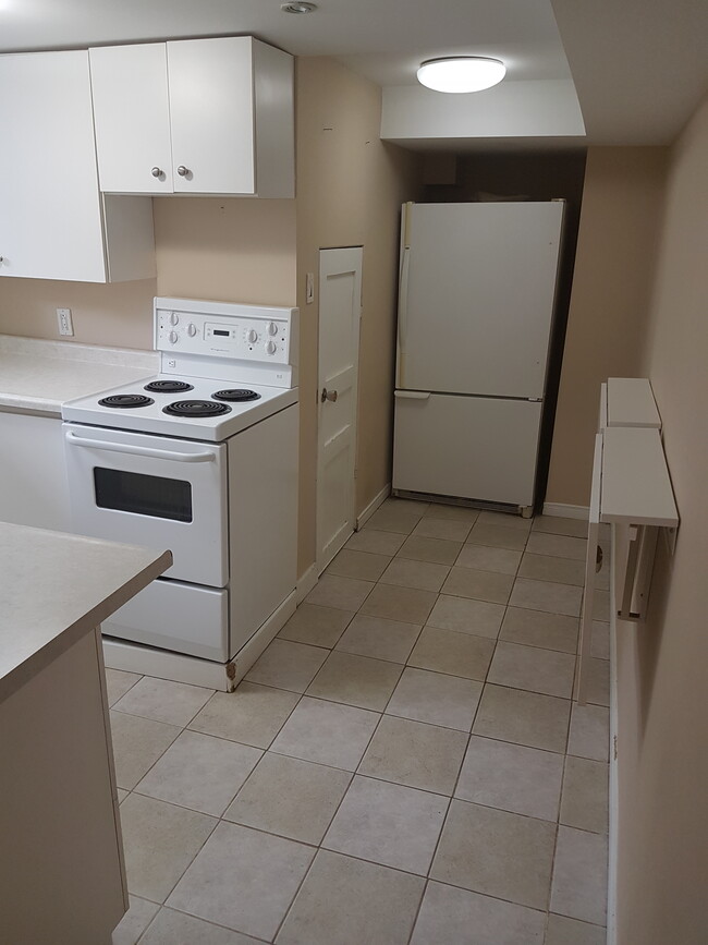 Building Photo - 1 Bedroom with Parking Near West Mountain