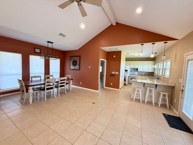 Foto del edificio - Peaceful country living on 10 acres!