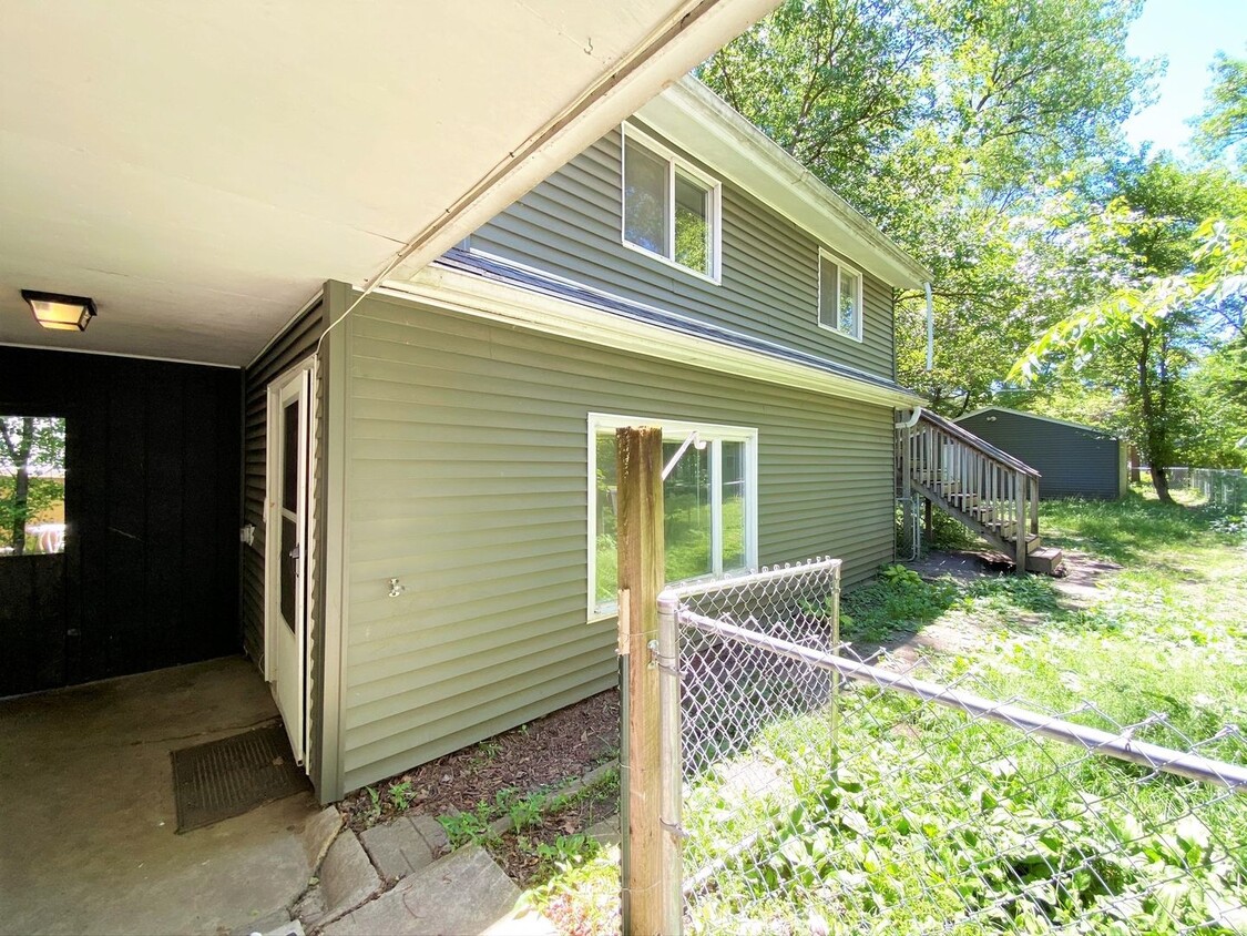 Primary Photo - Wood St. Duplex (2818/2822)