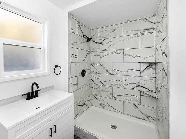 Foto del edificio - 5825 SW Lombard Ave