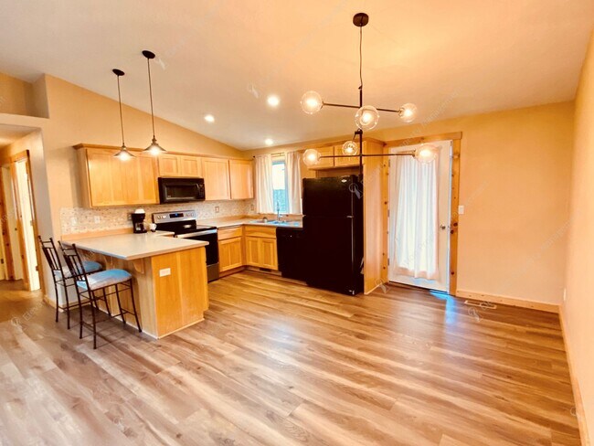 Building Photo - 3 BR - 2 BA Rustic Elegance in Bend's Old ...