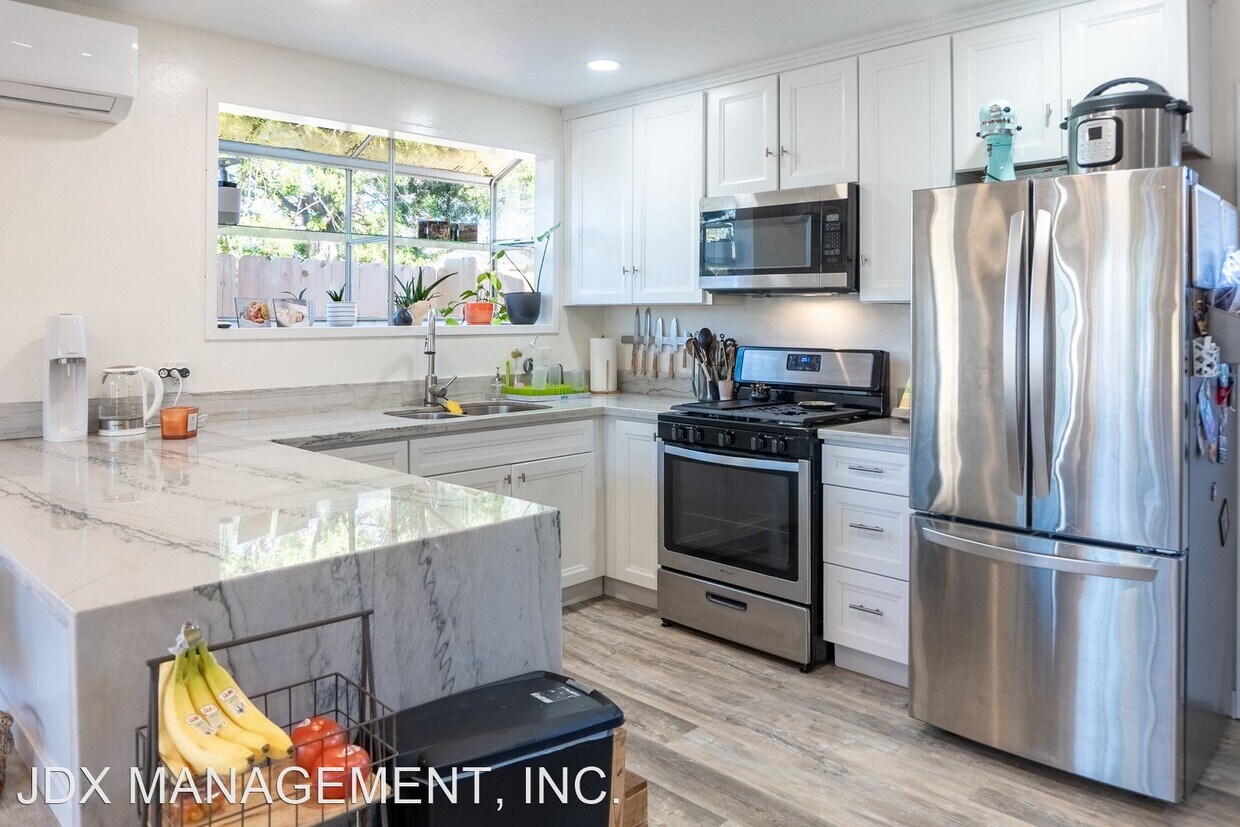 Foto principal - 3 br, 2 bath House - 4654 FIRESTONE ST.