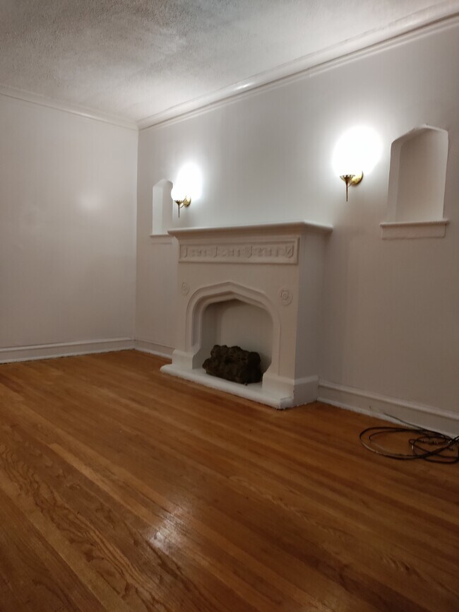 Living room - 8714 S Harper Ave