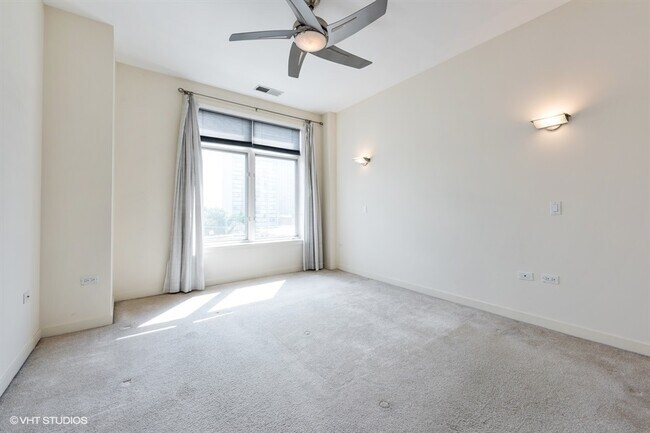 Foto del edificio - 600 W Drummond Pl