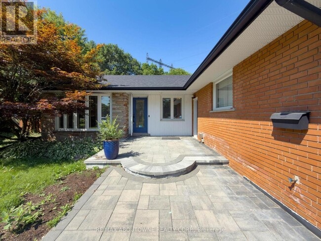 Building Photo - 2130 Greenhurst Ave