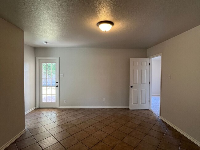 Building Photo - Move-in Ready home on Southside CC