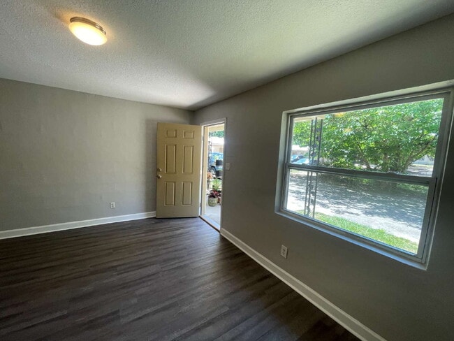 Building Photo - Upgraded studio!