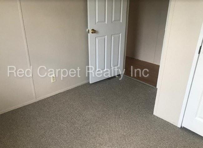 Building Photo - 2943 Trace - gated mobile home community!