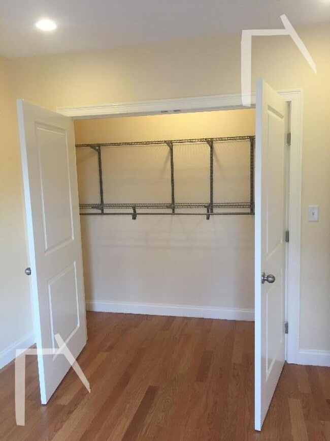 Building Photo - nice 4 bed in Newton