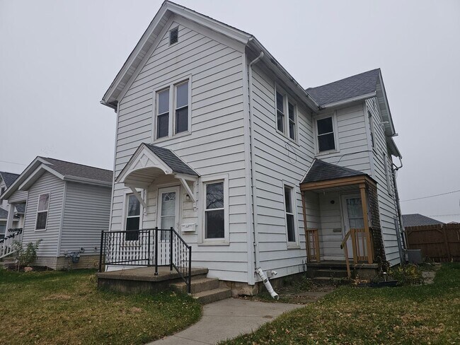 Foto del edificio - SW 4 bedroom 2 bath with fenced yard