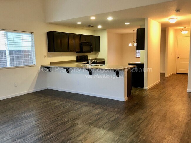 Foto del edificio - 5886 E Fillmore Ave