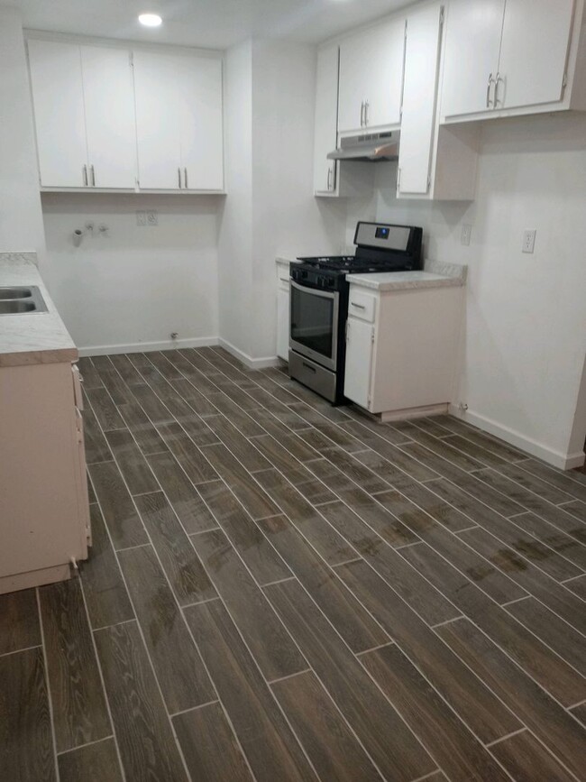 Building Photo - Upgraded 2b/1b duplex for rent!