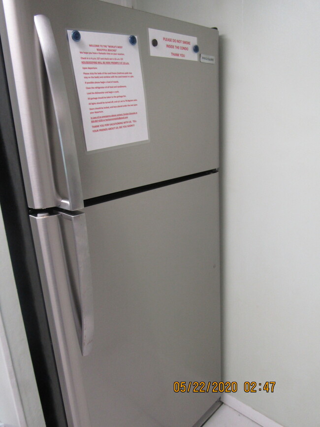 Stainless steel fridge - 8727 Thomas Dr