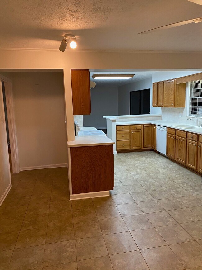 Building Photo - 116 Scatterfoot Dr