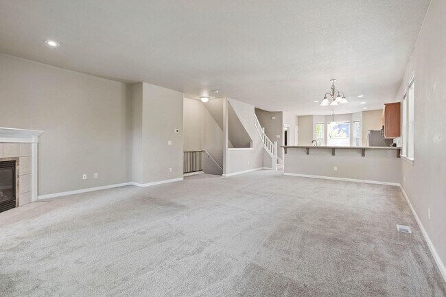 Foto del edificio - Bright, spacious 3-bdrm/2.5 bath Tigard townhome. Fireplace, balcony, 2-car garage, W/D