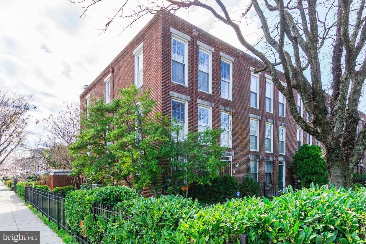 Primary Photo - 1835 E Capitol St SE