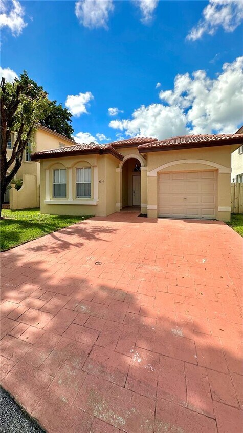 Foto principal - 4316 NW 113th Ct
