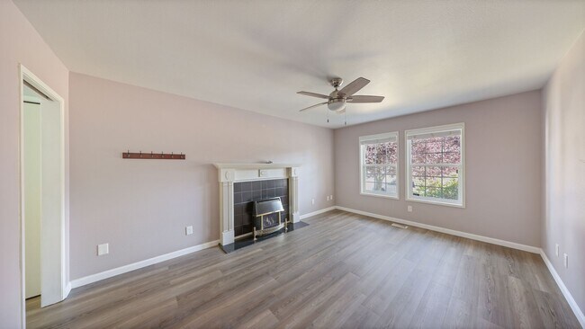 Foto del edificio - 4 Bed 3 Bath - 2 Living Rooms - Office Area - Pet Friendly - NAS Whidbey