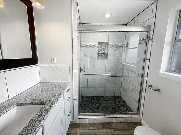 Foto del edificio - AVAILABLE NOW