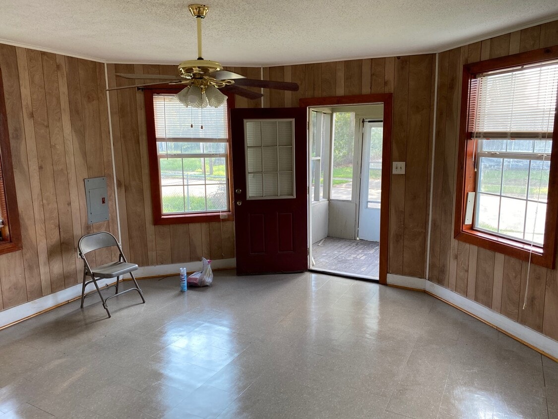 Living - 2505 Wise St