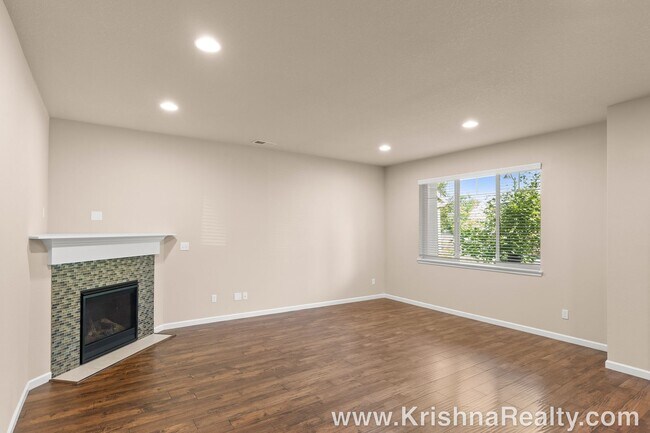 Building Photo - Lovely 4 BD* 2.5 BA* + Tech Niche! Single ...