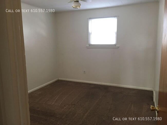 Building Photo - Clean and Updated 2 Bedroom 1 Bath apartme...