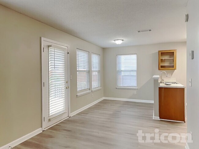 Building Photo - 3740 Longview Dr