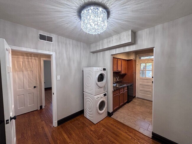 Foto del edificio - One-Bedroom Apartment in Dogtown*In-Unit W...