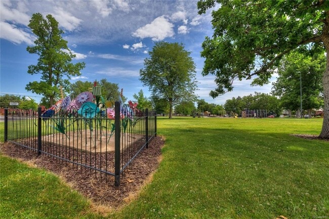 Building Photo - Unbeatable Sunnyside Location!