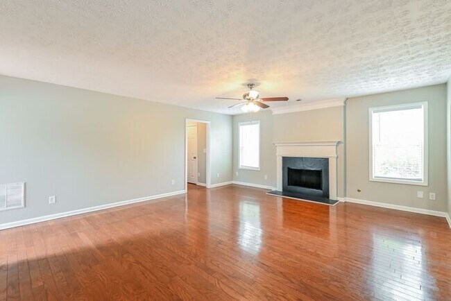 Building Photo - AVAILABLE NOW! NEWLY RENOVATED!