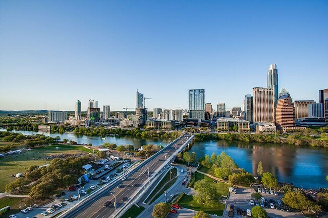 Building Photo - Chic Downtown 3BR: Stylish Living in Austi...