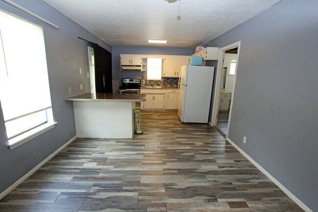Foto del edificio - 4406 Farm to Market 646 Rd N