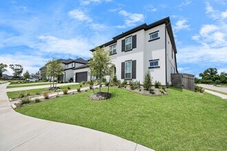 Building Photo - 10235 Forest Lake Dr