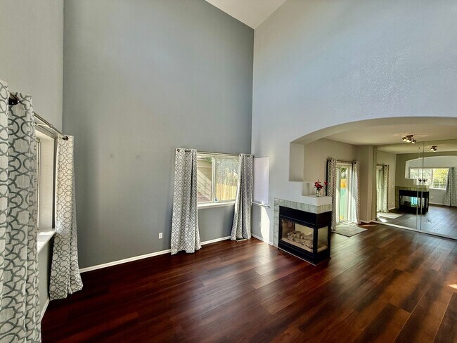 Foto del edificio - Beautiful 2 Bedroom Townhome- Minutes from...