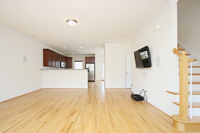 Foto del edificio - Spacious End-Unit Pantops Townhome